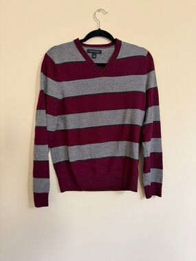 Banana Republic Men's V-Neck Sweater in Gray and Burgundy Stripes